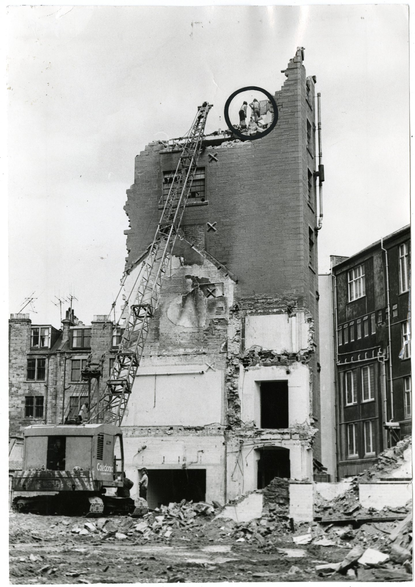 Circled in the picture are workers perched atop a building during the operation in August 1978. Image: DC Thomson.