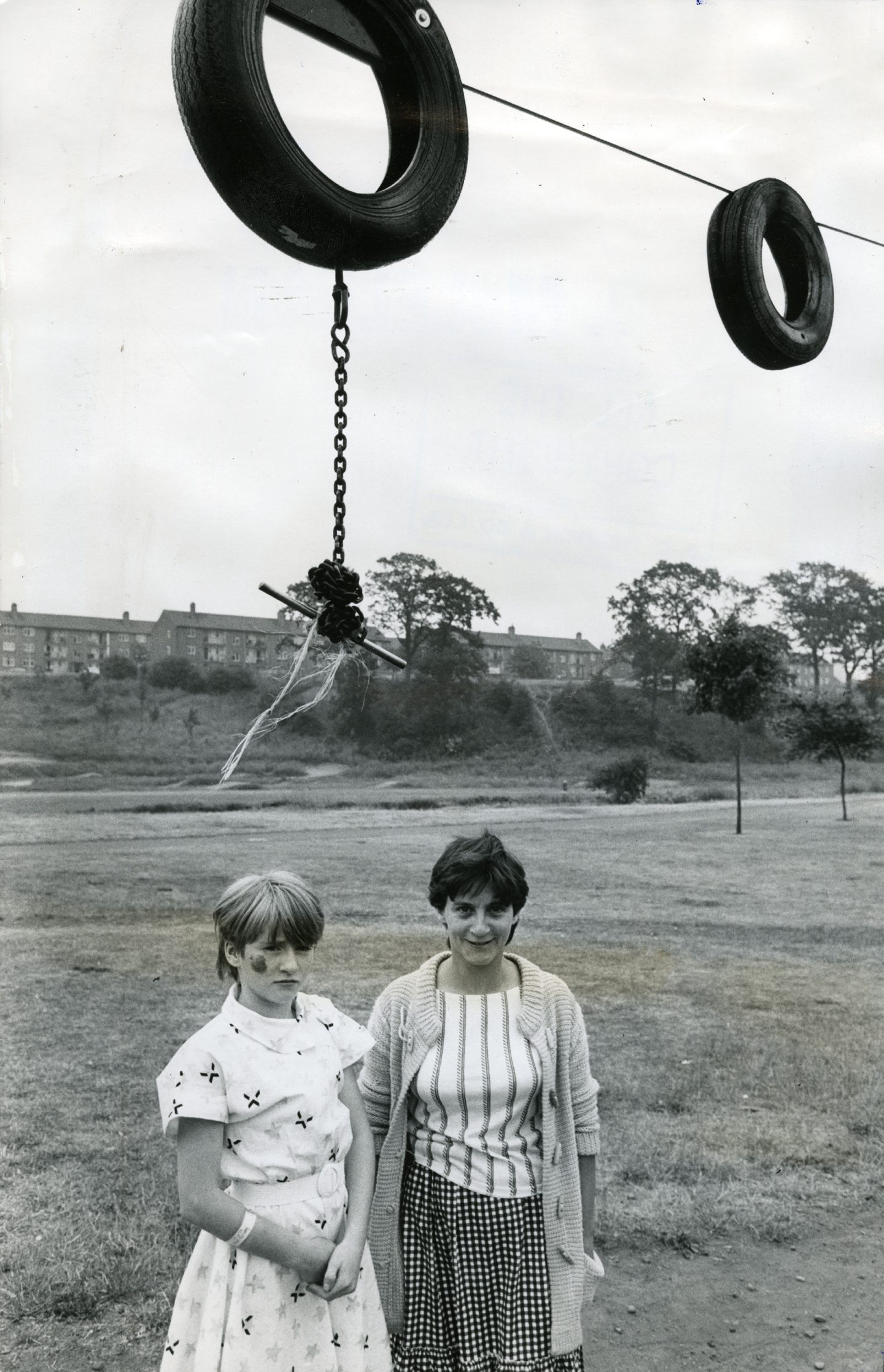 Edith Keogh pictured with her daughter Sharon at the death swing in 1984. Image: DC Thomson.