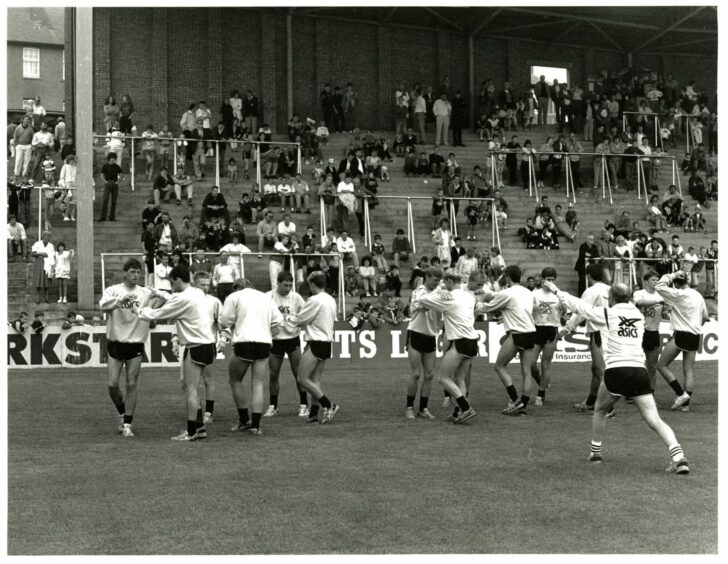 The Dundee United players go through their paces with Steve Murray at the 1989 open day. Image: DC Thomson.