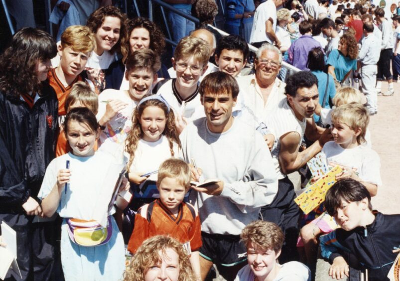 Miodrag Krivokapić signs autographs for the United supporters at the event in 1990. Image: DC Thomson.