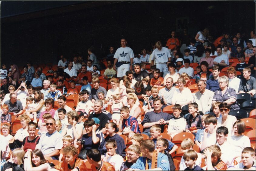 A large crowd of supporters sitting in the sun at the event in 1996. Image: DC Thomson.