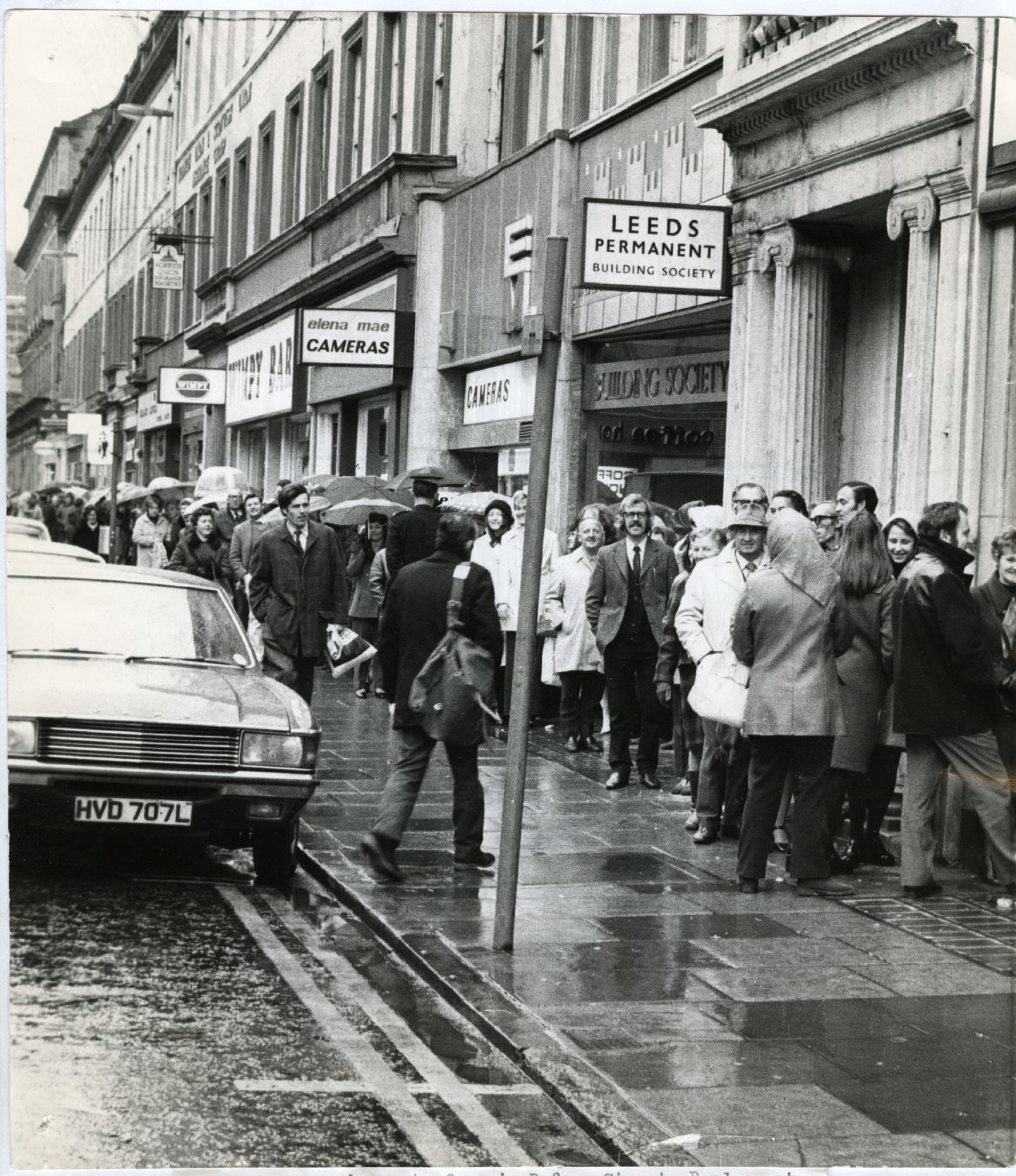 The queue in Reform Street for tickets for the Shirley Bassey shows in the Caird Hall. Image: DC Thomson.