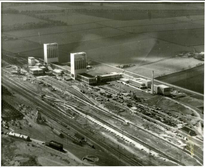 The pit's distinctive winding towers at the old Rothes Colliery in 1957. Image: DC Thomson.