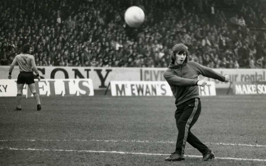 Paul Sturrock warms up for United.