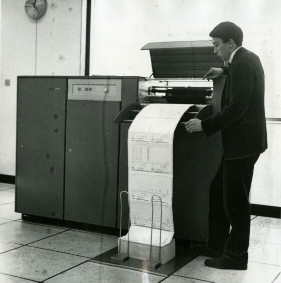 Ian Smith operating a machine at the NCR Computer Centre in Dundee. Image: DC Thomson.
