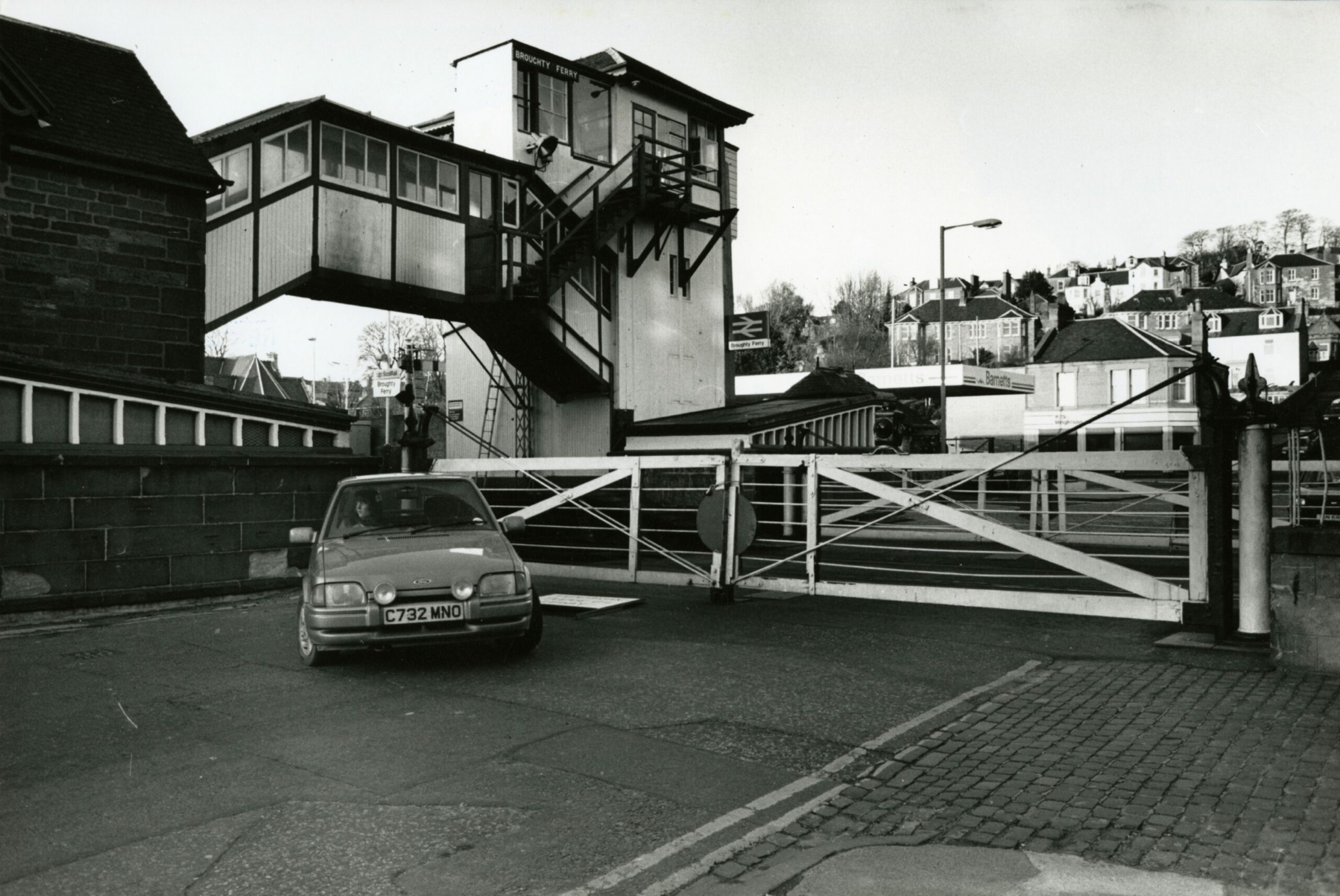 Black and white photo of Gray Street level crossing.