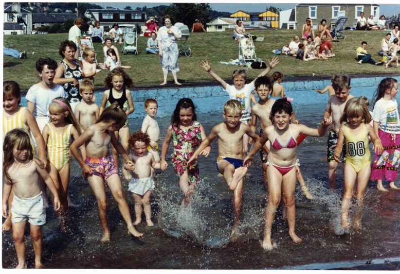 Photograph showing kids at the paddling pool. Image: DC Thomson.