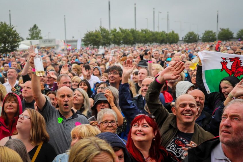 The crowd at Slessor Gardens