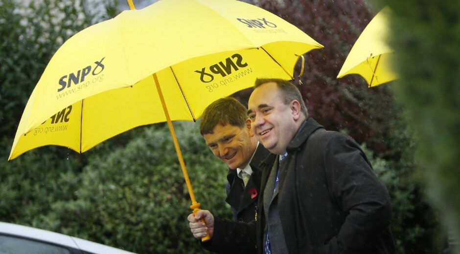 Then First Minister Alex Salmond campaigns with Peter Grant during the 2008 Glenrothes by-election. Image: PA