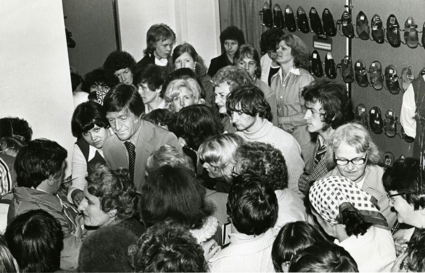 TV presenter Michael Parkinson was mobbed his his fans when he arrived in Kirkcaldy. Image: DC Thomson.