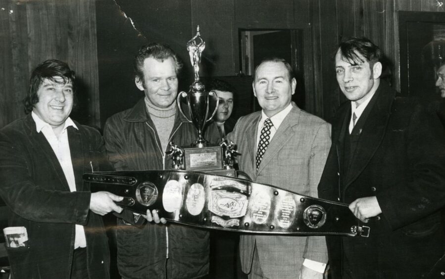 George Kidd showing off his world title belt to customers in 1976. Image: DC Thomson.