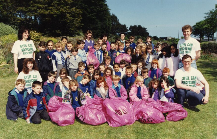 The pupils with members of the Keep Dundee Tidy Team. Image: DC Thomson.