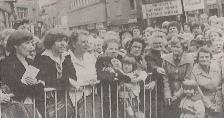 Traffic was stopped as Parkinson's Kirkcaldy fans took their places to greet their hero. Image: DC Thomson.