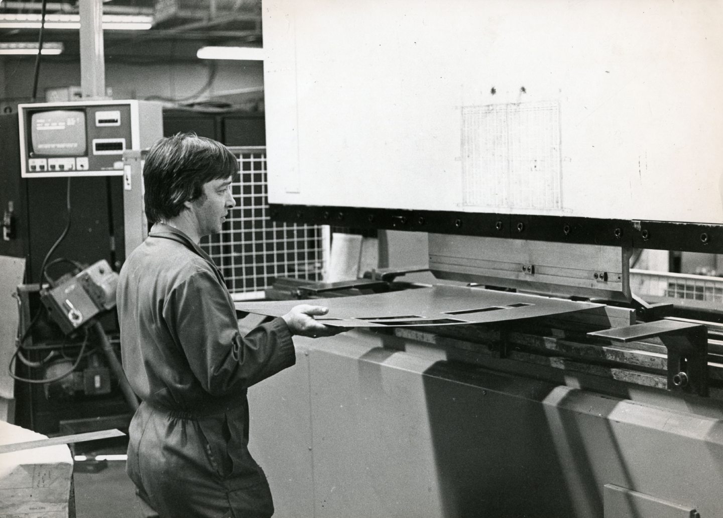 Bill Anderson operates a guillotine at Torbrex Engineering in December 1984. Image: DC Thomson.