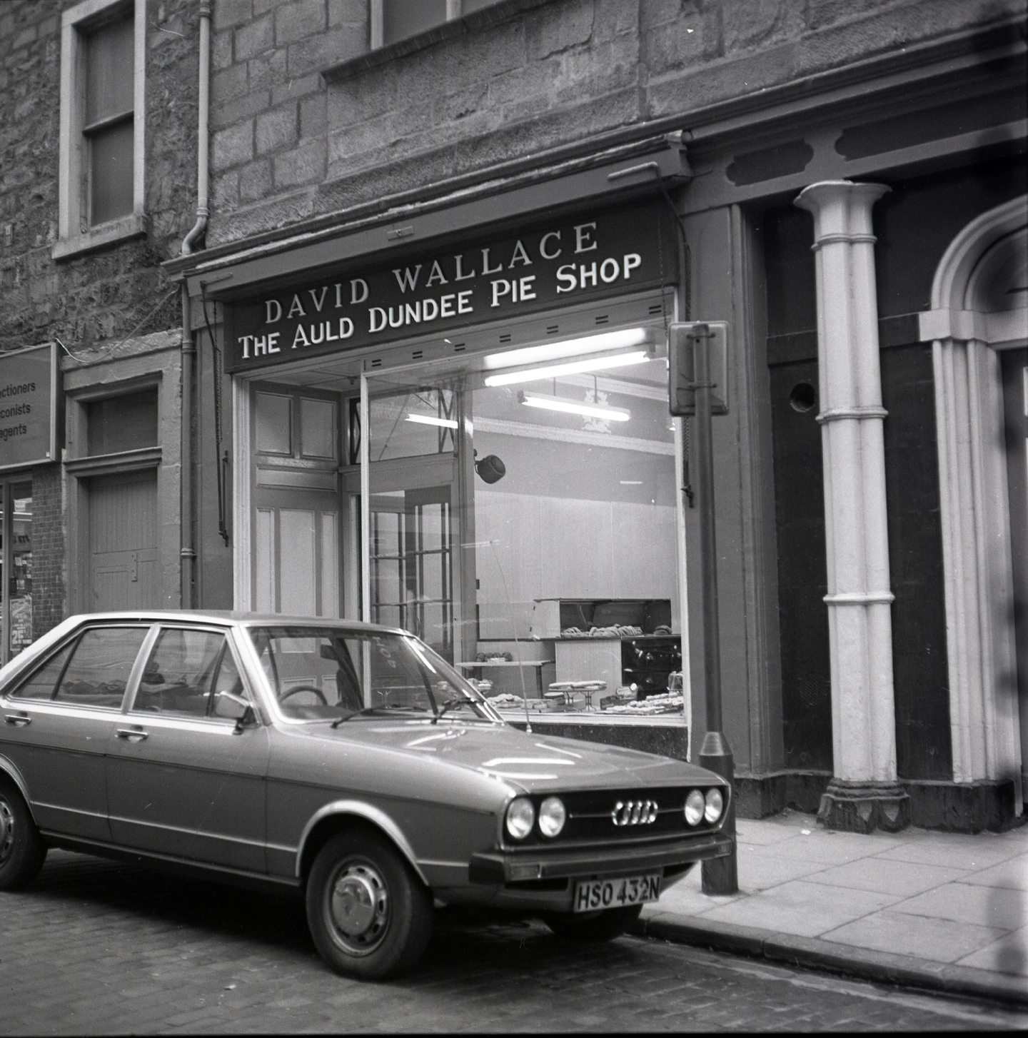 The Auld Dundee Pie Shop at Castle Street in 1977. Image: DC Thomson.