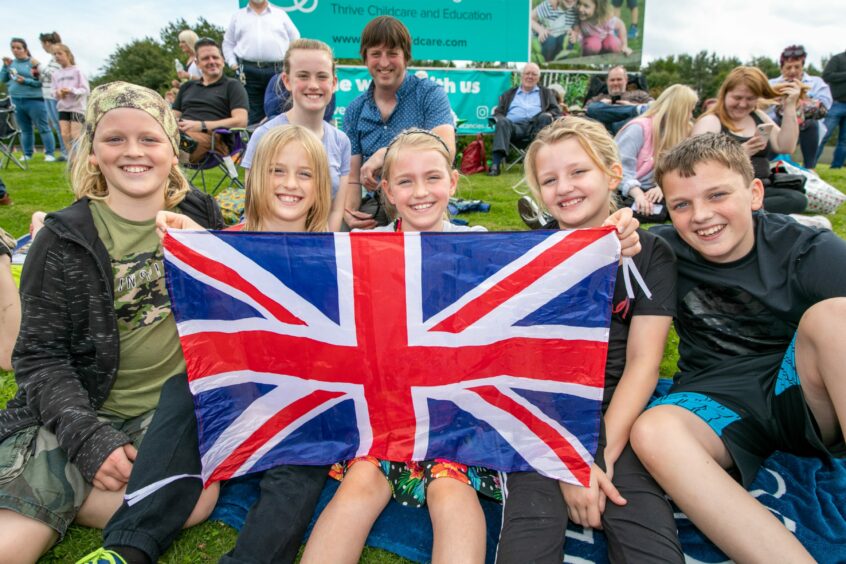 These youngsters were waving the Union Flag as they celebrated the Queen's life. Image: Steve Brown/DC Thomson.
