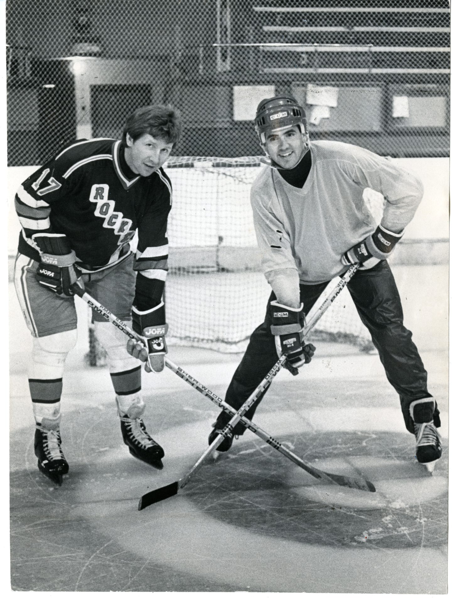 Unger with Canadian hockey player Marischal de Armond during a practice session in 1985. Image: DC Thomson.