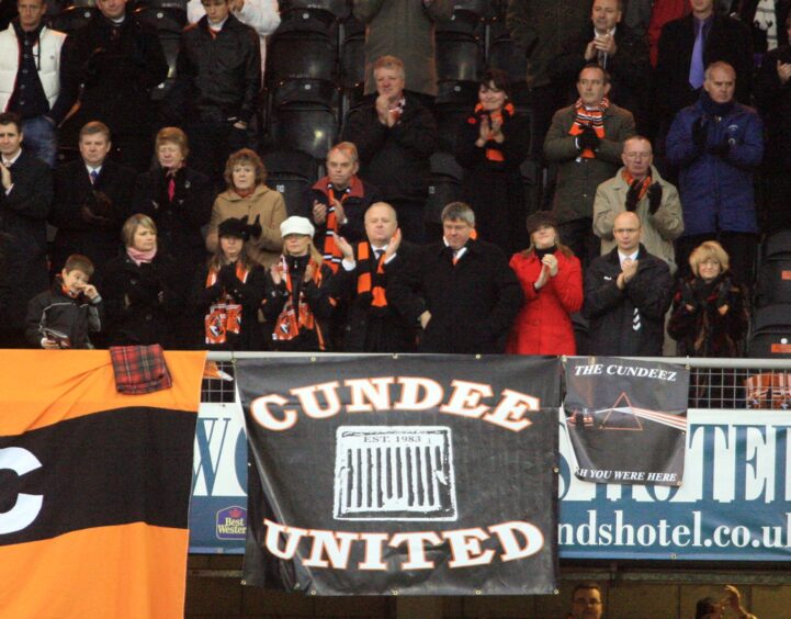 The family of Eddie Thompson and guests including Lorraine Kelly, applaud the Dundee United fans. Image: DC Thomson.