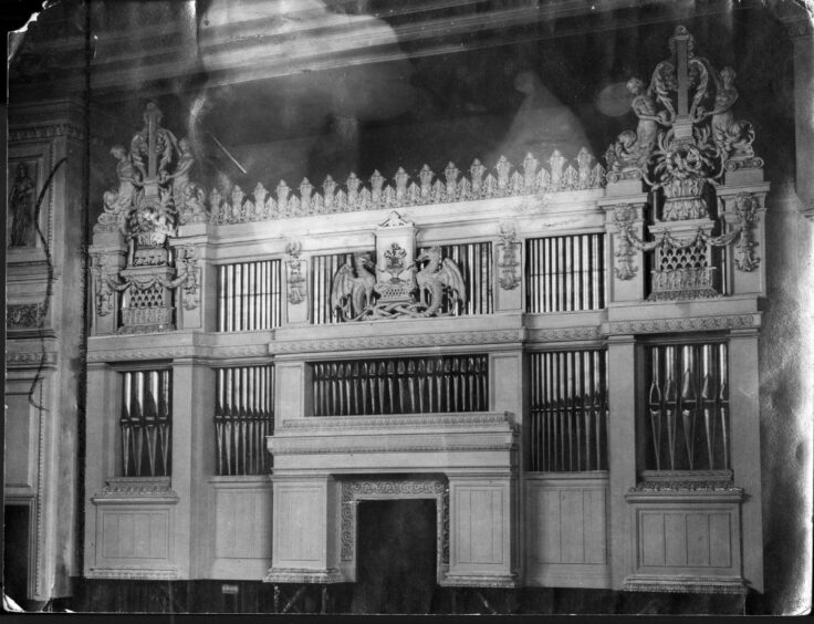 A picture from 1923 of the Caird Hall organ
