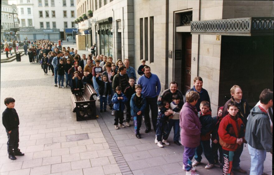 Huge crowds line up at the Caird Hall in 1993. Image: DC Thomson.