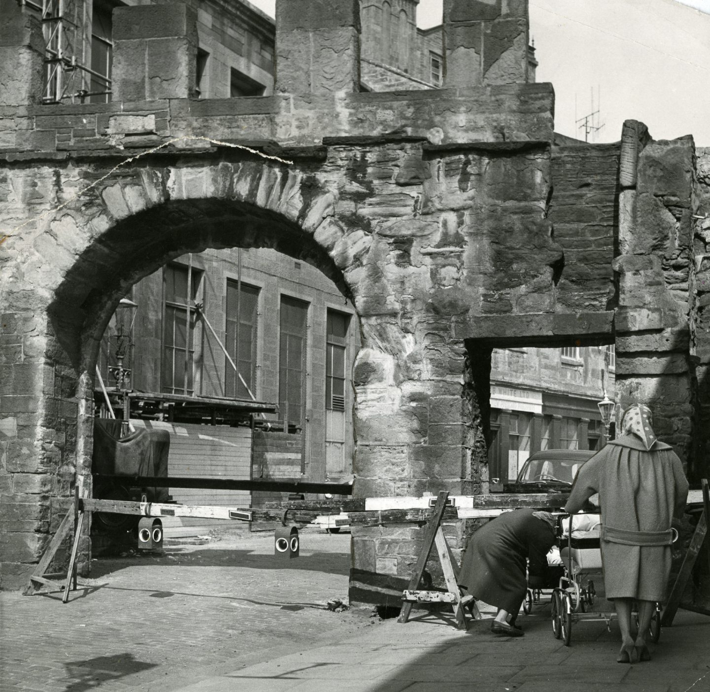 The Wishart Arch in Dundee's Cowgate in 1962. Image: DC Thomson.