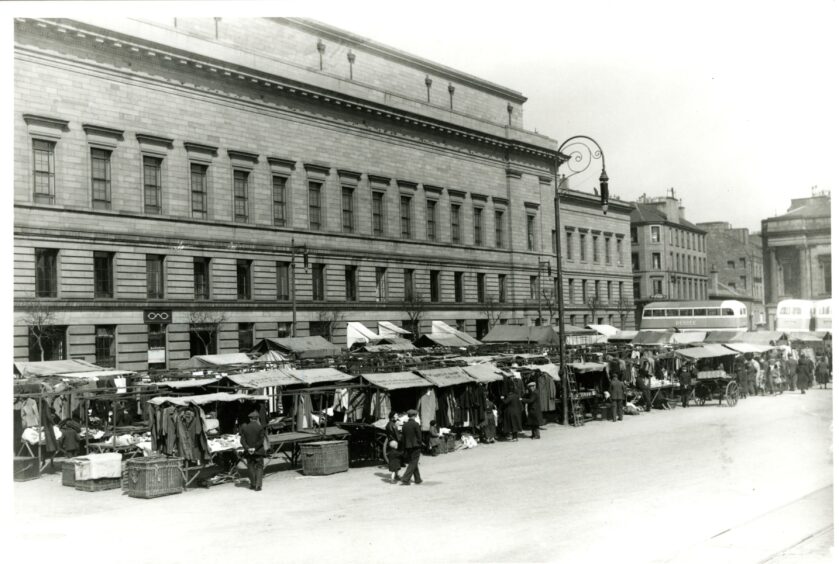 Greenmarket in Shore Terrace showing the rear of the Caird Hall in 1932.