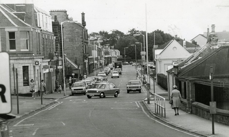 Cars on Monifieth High Street in 1976. Image: DC Thomson.