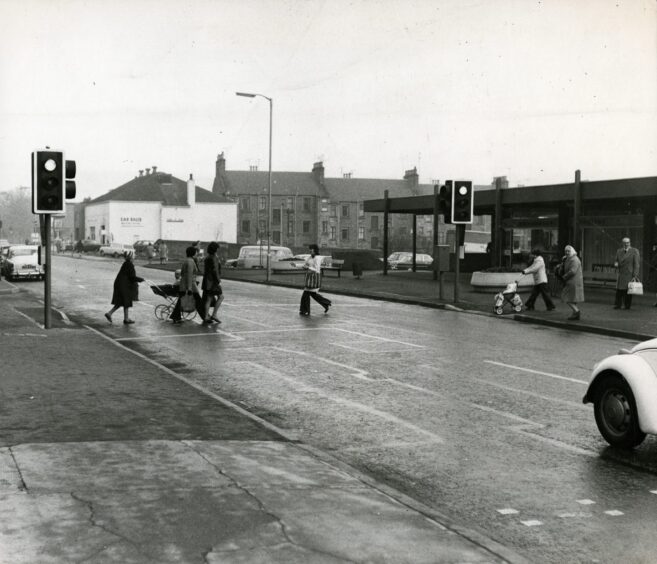 People crossing at traffic lights in Monifieth High Street in November 1976. Image: DC Thomson.