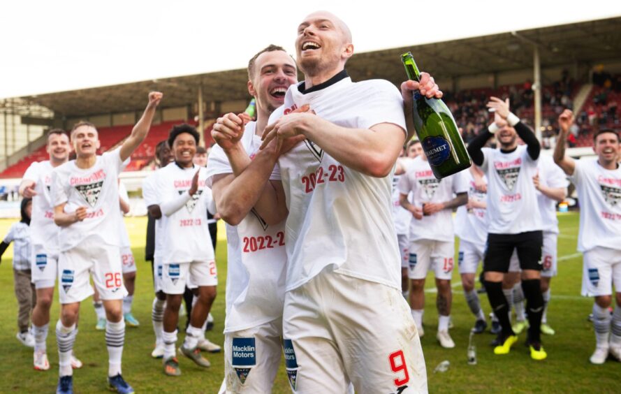 Dunfermline's Craig Wighton is centre stage as he celebrates winning the league title in 2023. Image: SNS.