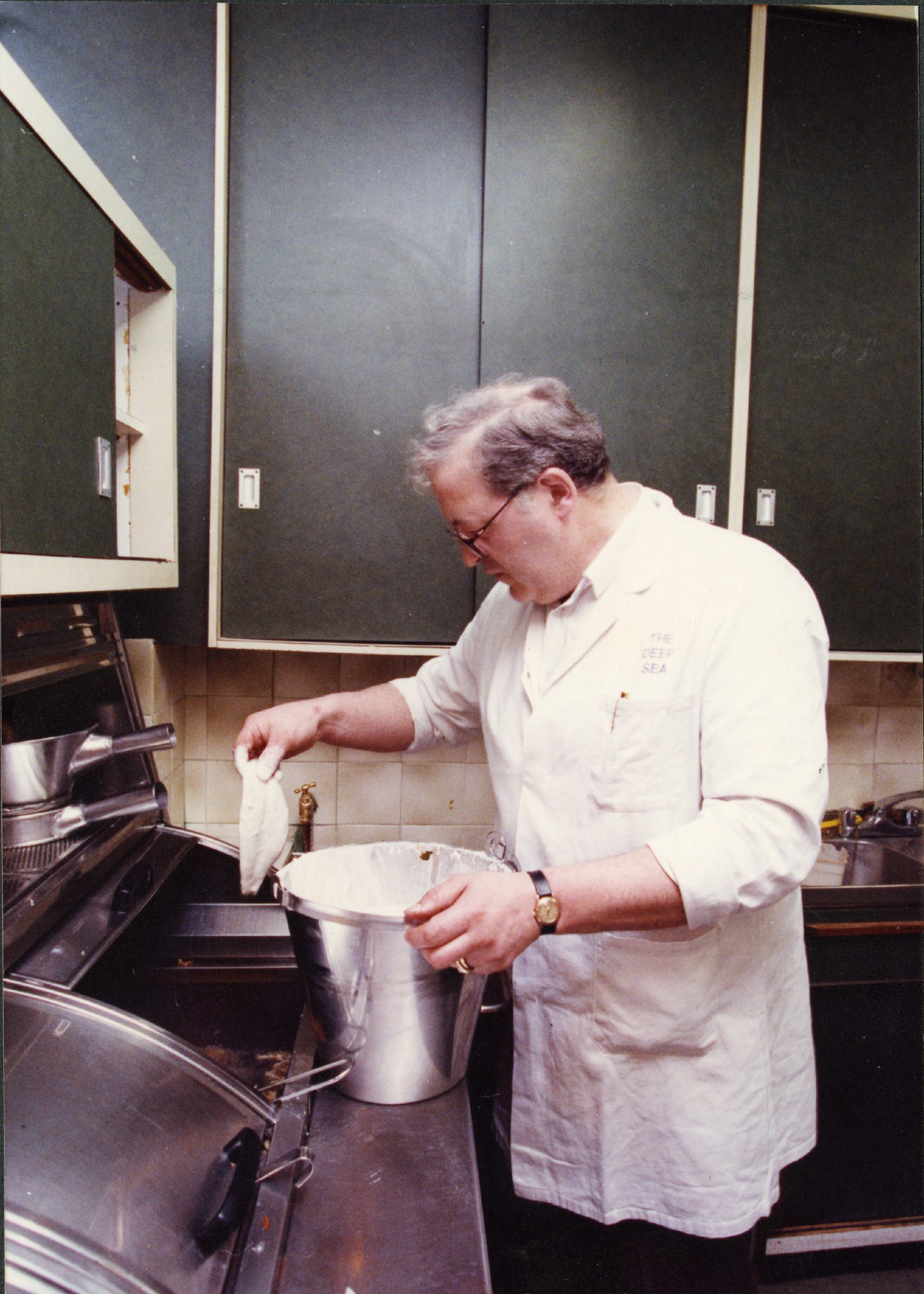 Raymond Sterpaio cooking fish in 1991. Image: DC Thomson.