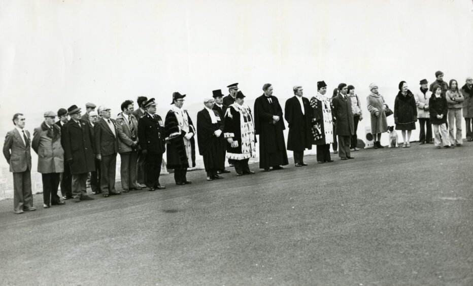 Lord Provost Harry Vaughan and officials laying wreaths in 1979. Image: DC Thomson.