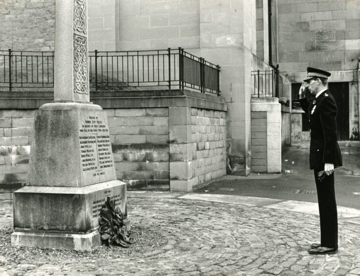 Chief Supt David Chalmers of Tayside Police lays a wreath at the war memorial in 1987. Image: DC Thomson.