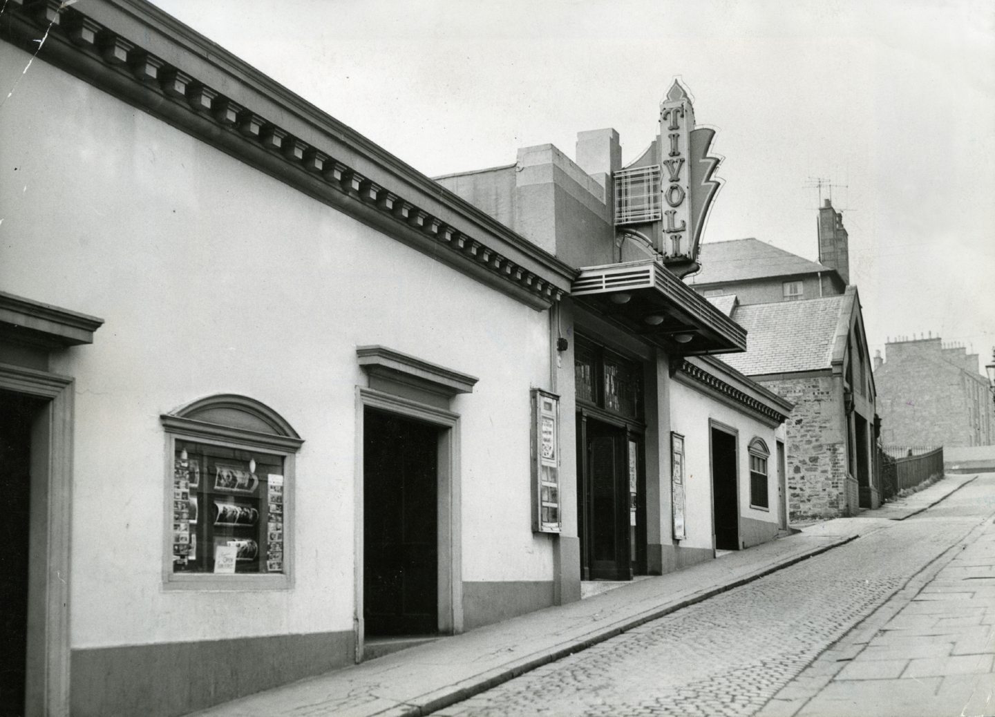 书中展示了邦尼班克路蒂沃利电影院外部的黑白照片。 照片：DC 汤普森。