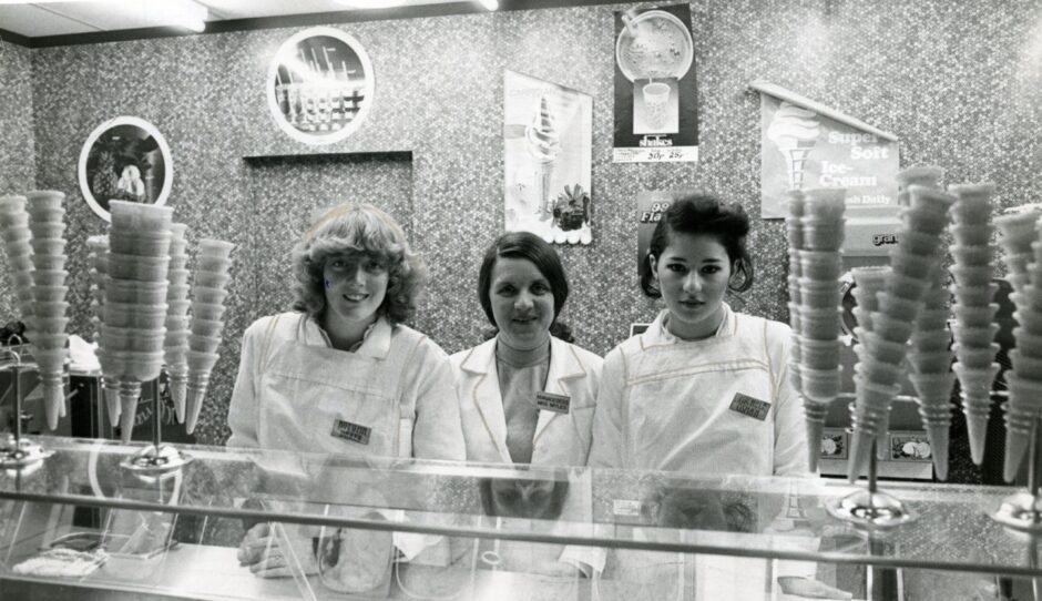 Staff at the Jacanoni Ice Cream Paradise in 1979. Image: DC Thomson.