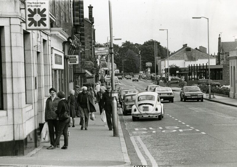The High Street in 1982. Image: DC Thomson.