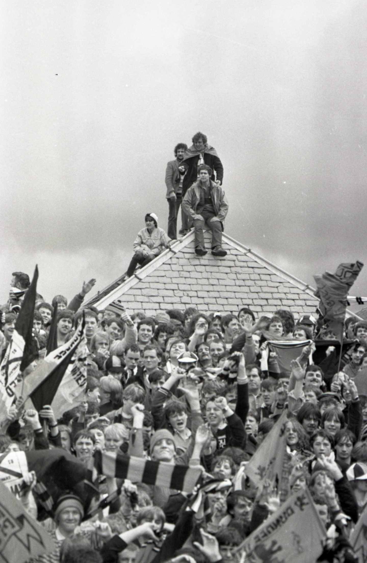Supporters took to the roof to get the best view. Image: DC Thomson.
