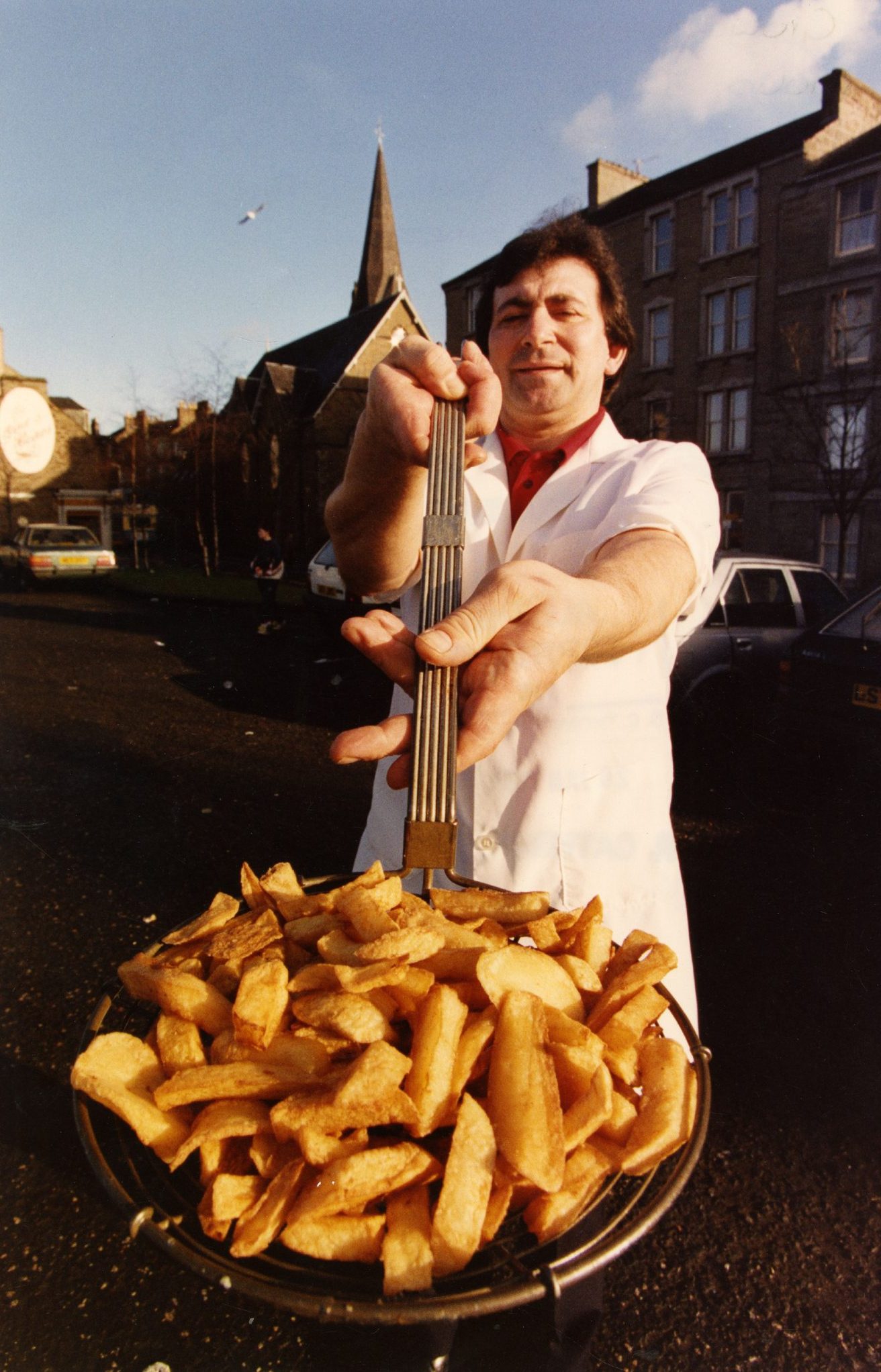 Giulio Dora with some freshly cooked chips in 1993. Image: DC Thomson.