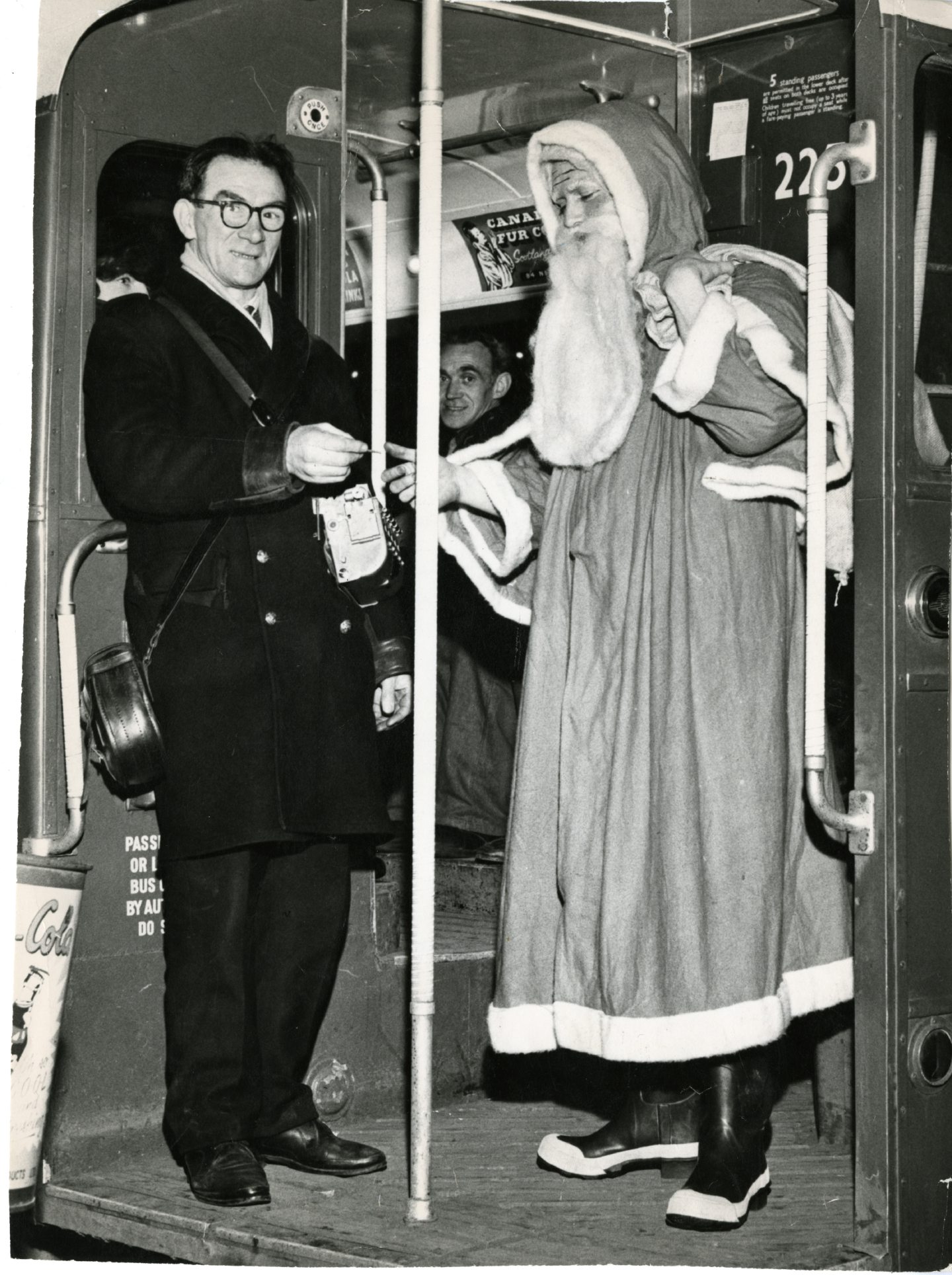 Santa getting off the Dundee Corporation bus to attend a party in 1964. Image: DC Thomson.
