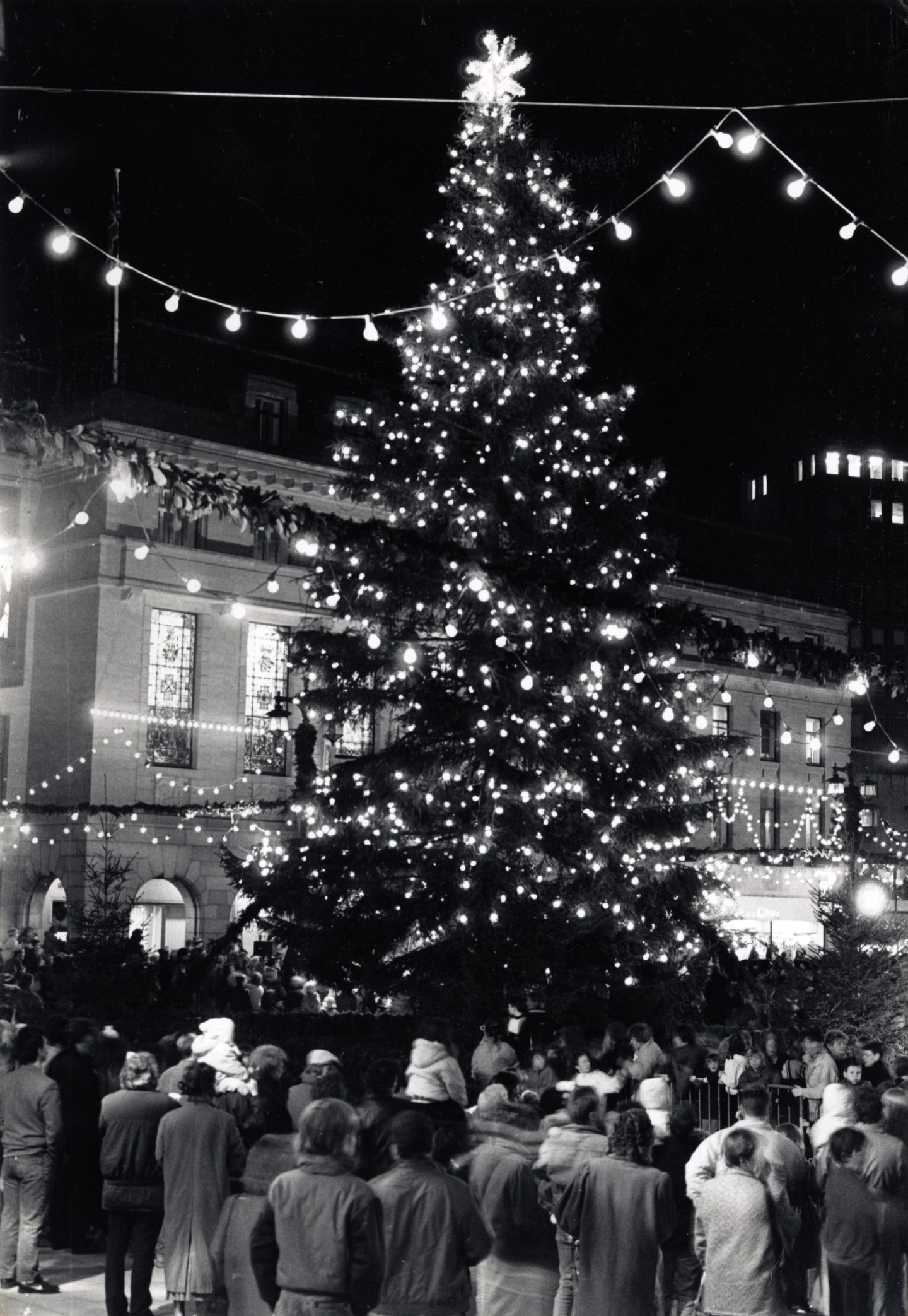 The Christmas tree ights switch on in Dundee in 1989.