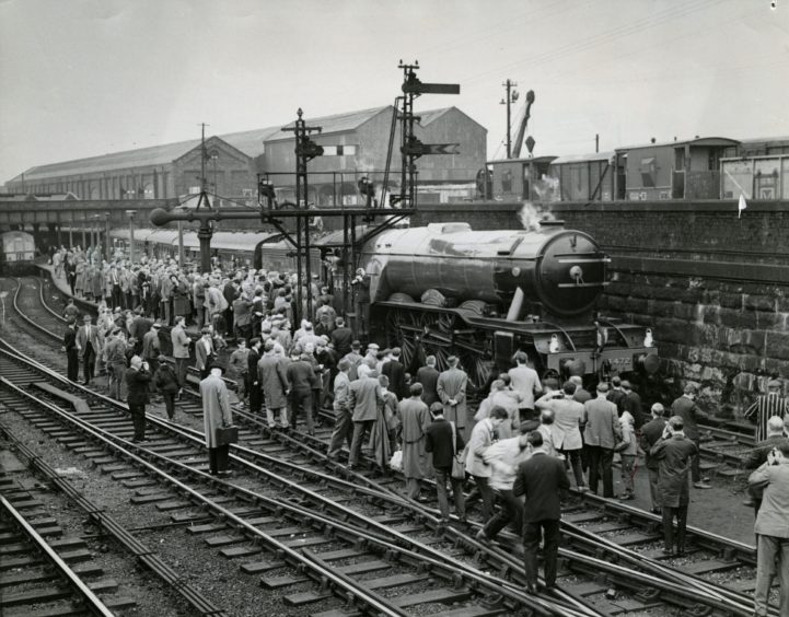 Hundreds of railway enthusiasts beside Flying Scotsman at Tay Bridge Station. 