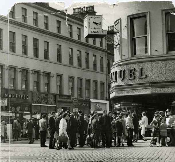 A shot of the H Samuel's exterior in the city centre in May 1964.