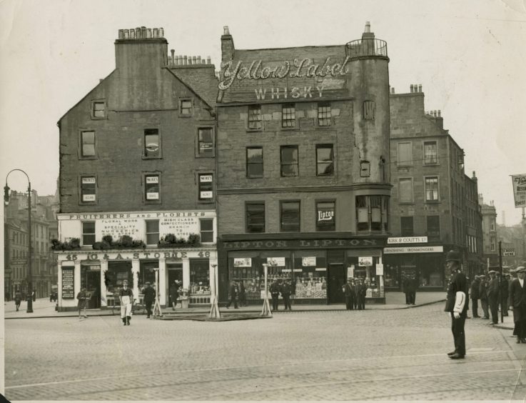 A picture of Dundee High Street in 1930 showing the G&A Stobie and Lipton stores.