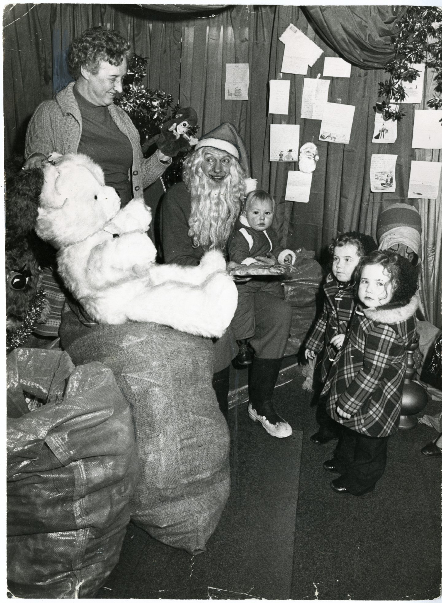 Santa at Draffens store in Dundee in 1978 to hand out presents. Image: DC Thomson.