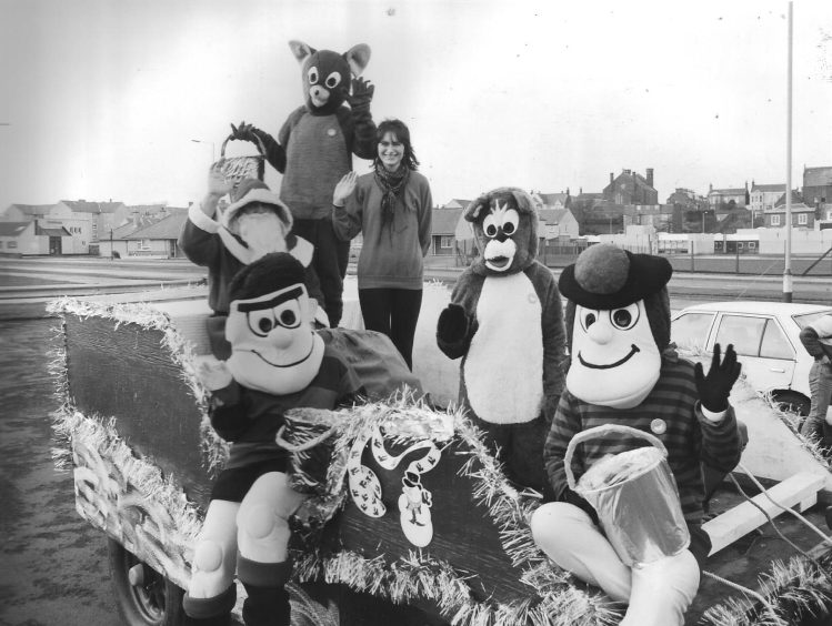 Dennis and Minnie the Minx on the Arbroath Abbeygate sleigh