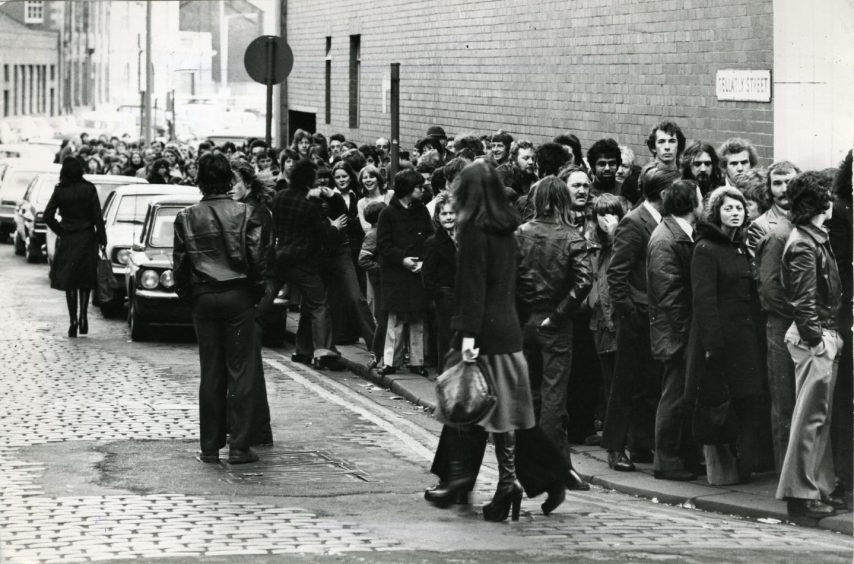 A queue for Jaws at the ABC in 1975. Image: DC Thomson.