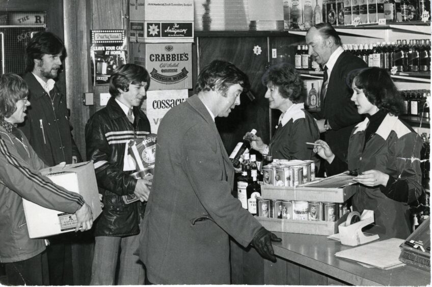 Tennent's with the Lager Lovelies being sold in Dundee on Hogmanay 1976. Image: DC Thomson.