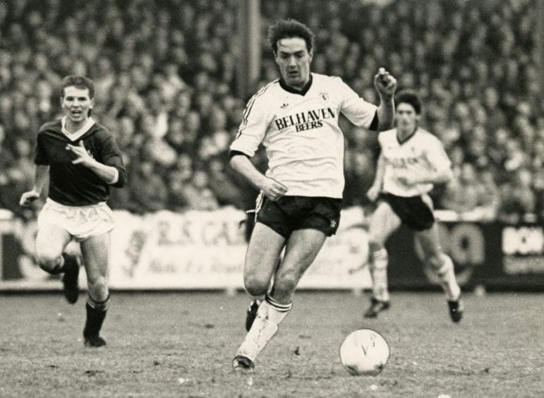 Ian Redford on the ball in 1988 during his time with Dundee United. Image: DC Thomson.