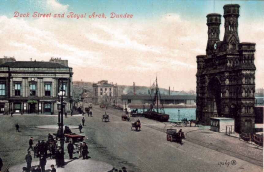 A postcard showing the former Royal Arch in the era of the horse and cart.