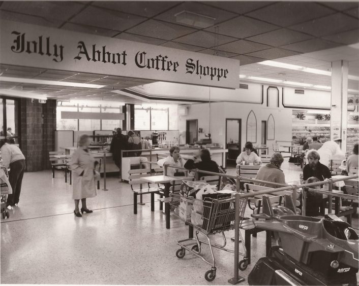 The Jolly Abbot in the Abbeygate centre in 1987.