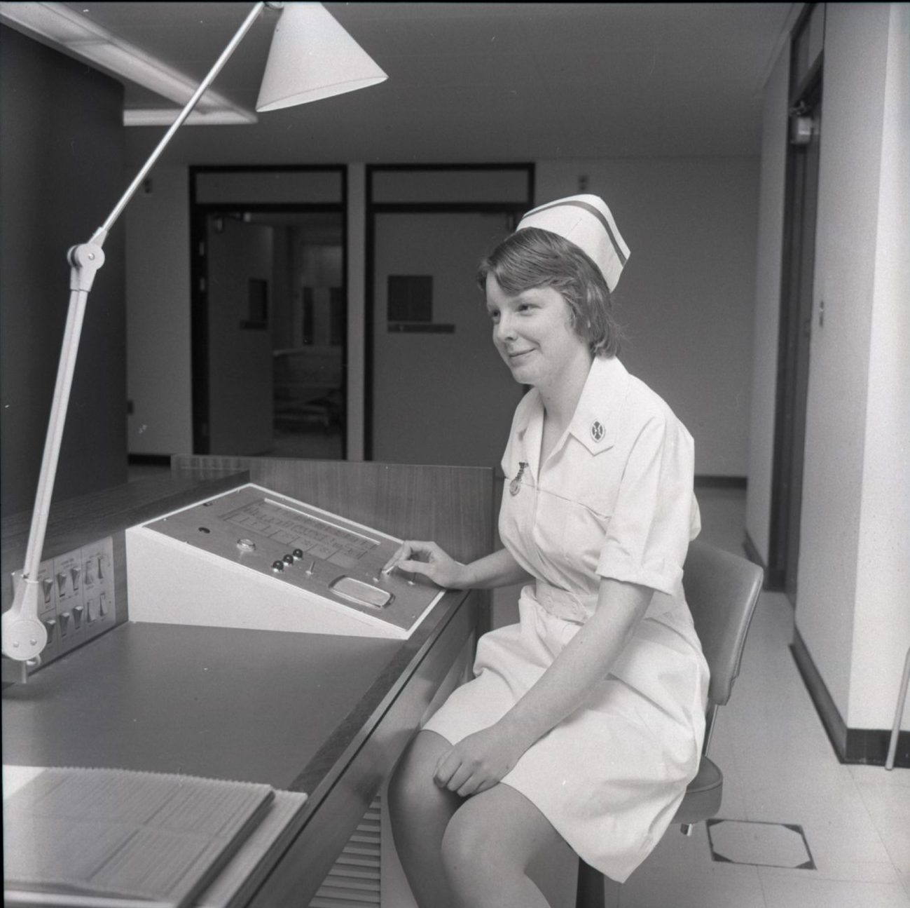 A female nurse at the control desk in 1974. 